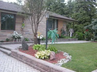 room for rent in three bedroom apartment