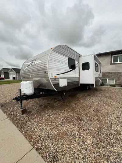 2012 Crossroads Z1 28ft bumper pull with slide out Queen bed in front Bunks in the rear Tires, wheel...