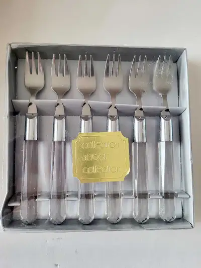 This brand new, 6-piece fork set is the perfect addition to any dining collection. The set features...