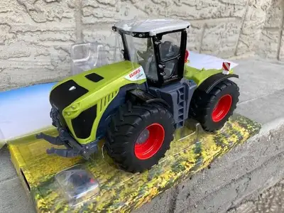 1/32nd CLAAS XERION 5000 farm toy tractor produced by BRITAINS (ERTL) in 2020. This is a well made d...