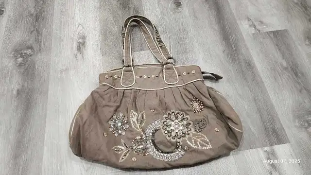 Women : 2 x HandBags  63417636394881121