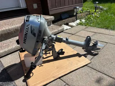 Honda 2hp 4 stroke outboard starts and runs. Air cooled engine very light 29lbs for one hand carry....