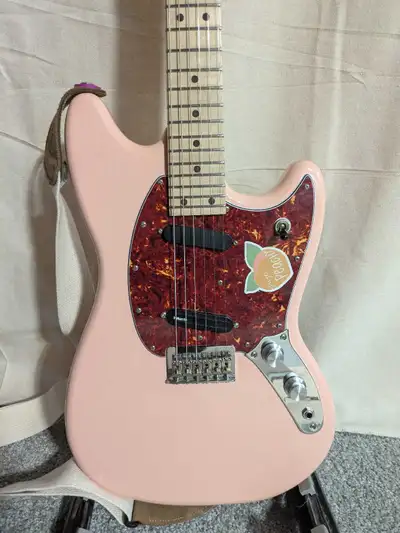 Mexican Fender Duo Sonic with lots of upgrades including a warmoth neck. Upgrades: -Warmoth Neck (24...