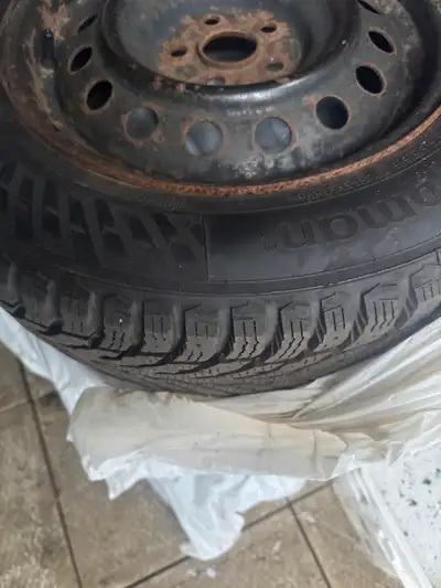 Ensemble de 4 pneus d’hiver Nokian Nordman North 9 Dimension : 195/65R15 95T XL Montés sur jantes en...