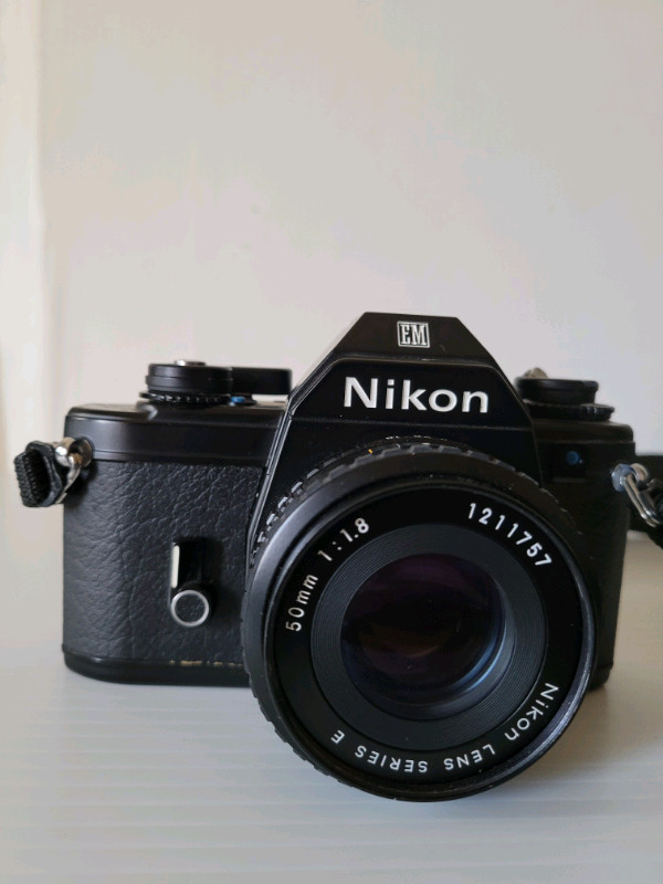 Nikon  EM SLR 35mm Film Camera W/ 50mm F/ 1.8 Lens  dans Autre  à Ville de Montréal - Image 4