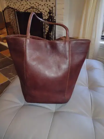 ROOTS Genuine Leather vintage shoulder bag/ tote bag . Roomy interior Classic piece