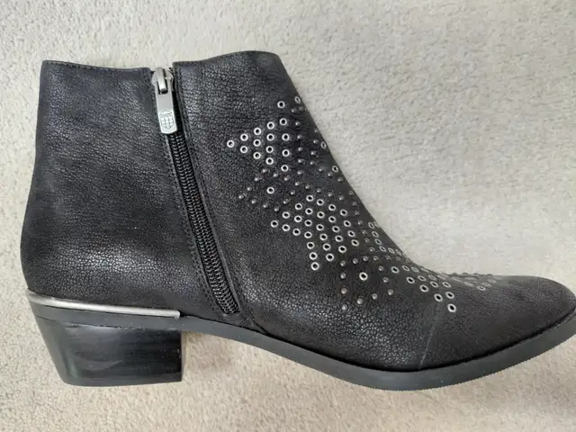 Vince Camuto Women's NEW Black Booties zipper & metal accents in Women's - Shoes in Calgary - Image 6