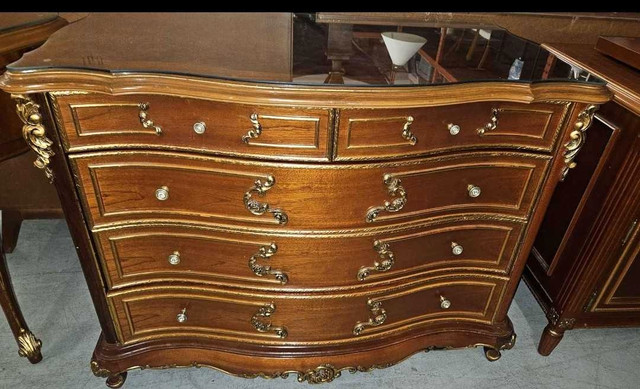 Beautiful Chest Of Drawers in Dressers & Wardrobes in London - Image 2