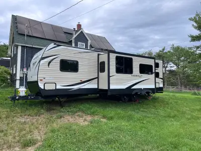 family-friendly bunkhouse travel trailer that sleeps up to 10 people. spacious roadside slide-out, r...