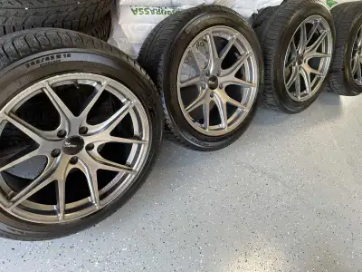 Salut! Je vends un ensemble de pneus et de jantes d'hiver Michelin, taille 245/45R18. Ils étaient su...