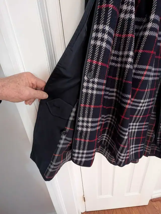Genuine Vintage Woman's  Burberrys Trench Coat in Women's - Tops & Outerwear in Mississauga / Peel Region - Image 5