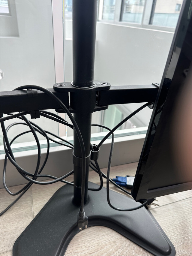 2 Asus  24 inch HD monitors and stand dans Ordinateurs de bureau  à Ville de Montréal - Image 3
