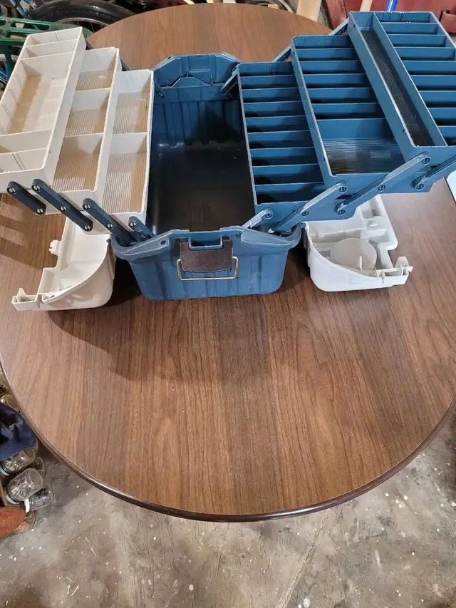 tackle box like new in Fishing, Camping & Outdoors in Muskoka - Image 4