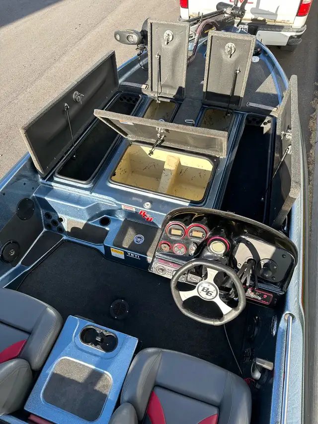 BassCat Pantera IV Bass Boat  in Powerboats & Motorboats in St. Catharines - Image 6
