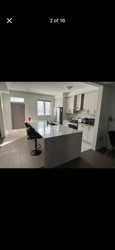 Rooms available in a brand new house located in south barrie walking distance to south go station ,...