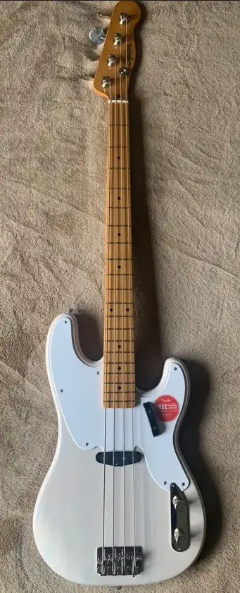 See English below... NOTE: NEUF avec le plastique de protection... La Squier Classic Vibe '50s Preci...