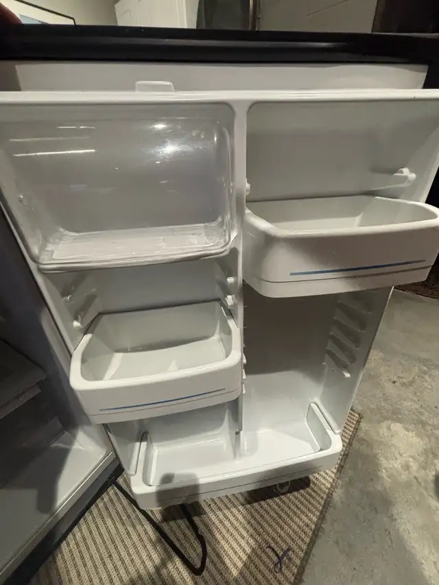 GE Stainless Steel Refrigerator in Refrigerators in City of Toronto - Image 2