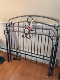 Lit simple en métal/ metal twin bed