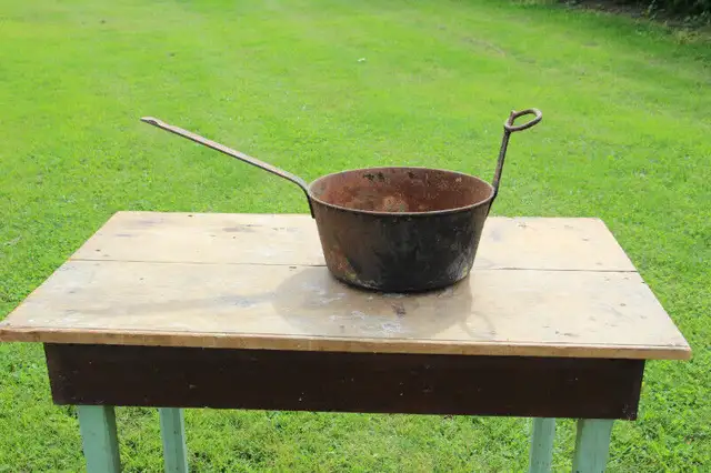 Old Iron Pot in Arts & Collectibles in London - Image 2