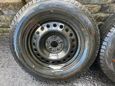 Yokohama iceGUARD G075 (235/65R17) on black steel rims/sur jantes en acier (5 X 114.3)