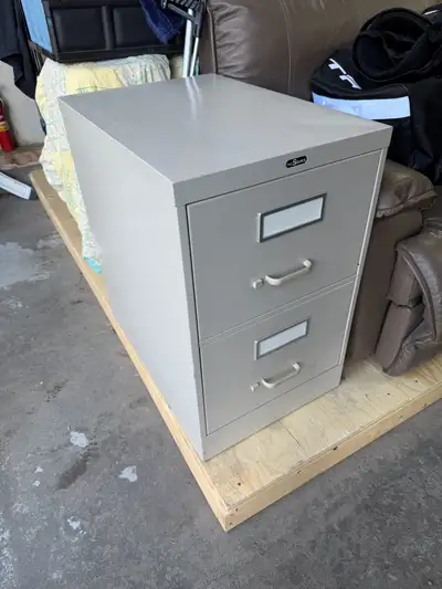 Organize your workspace with this sturdy, pre-owned ProSource 2-drawer metal filing cabinet. 29” hig...
