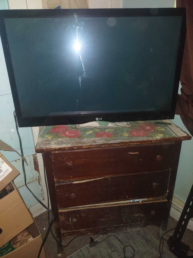 Older flat screen TV  in Free Stuff in Trenton