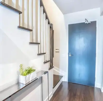 *Furnished 2-Storey Loft | Short Term Lease * Hello! A fully furnished two-storey loft overlooking K...