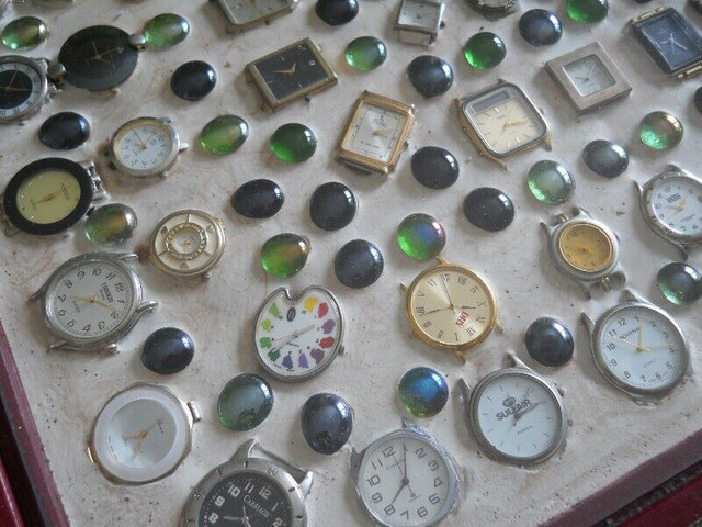 TABLE avec montres originale dans Art et objets de collection  à Rimouski / Bas-St-Laurent - Image 2