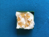 Épinglette petites fleurs blanches. Flower brooch