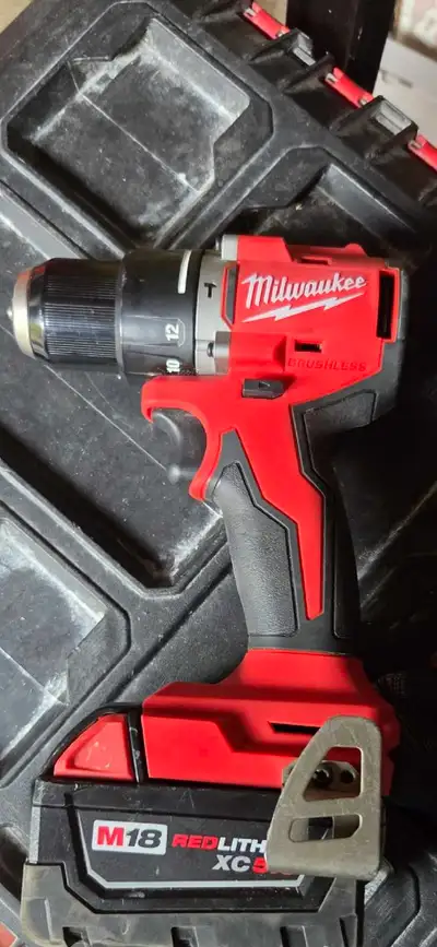 perceusse milwaukee neuve avec 3 baterrie m18, View more