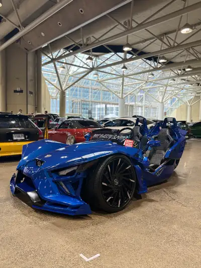 2016 Polaris Slingshot SL – Custom Build Custom blue color, sitting on massive 22” rims with full ai...