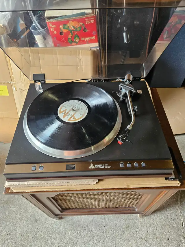 Mitsubishi Turntable DP-EC20 direct drive Turntable // weight ov in Stereo Systems & Home Theatre in Ottawa - Image 6