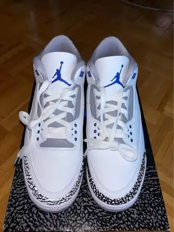 Jordan 3 Retro 10.5 in Men's Shoes in City of Toronto - Image 3