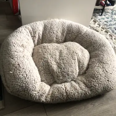 Cat bed, good condition.