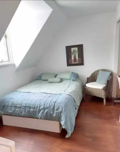 Me texter 418-609-4204 pour photos et détails 1 min de l'autoroute! Près de tout à pieds Stationneme...