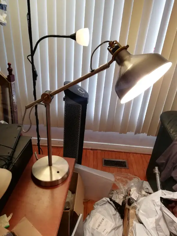 High quality table desk  lakp light stainless steel swing armed in Indoor Lighting & Fans in Mississauga / Peel Region - Image 2