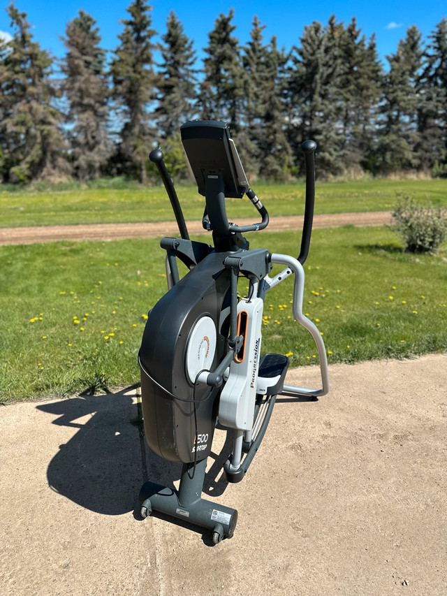 E500 SPORTOP PROGRESSION FITNESS ELLIPTICAL in Exercise Equipment in Strathcona County - Image 2
