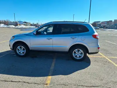2012 Sante Fe, v6, complete  history no accidents and safetied