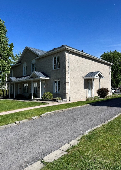 Vous serez les premiers à l’habiter suite aux rénos. Tous les planchers neufs présentement en instal...
