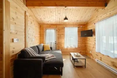 Charming Log Cottage with two cozy bedrooms, full bath, free WiFi, kitchen (cooktop, oven, microwave...