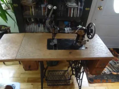 Ancienne Machine à coudre SINGER, View more