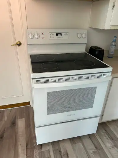 Cuisinière Insignia blanche très propre et  fonctionnelle, View more