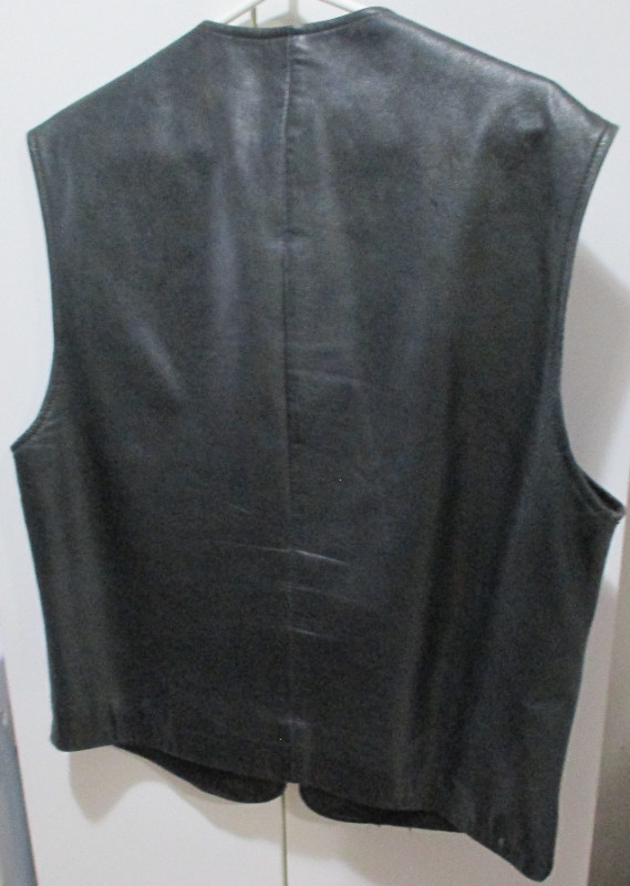 Leather Vest - Men's Large Size - Made by Danier in Men's in Parksville / Qualicum Beach - Image 2