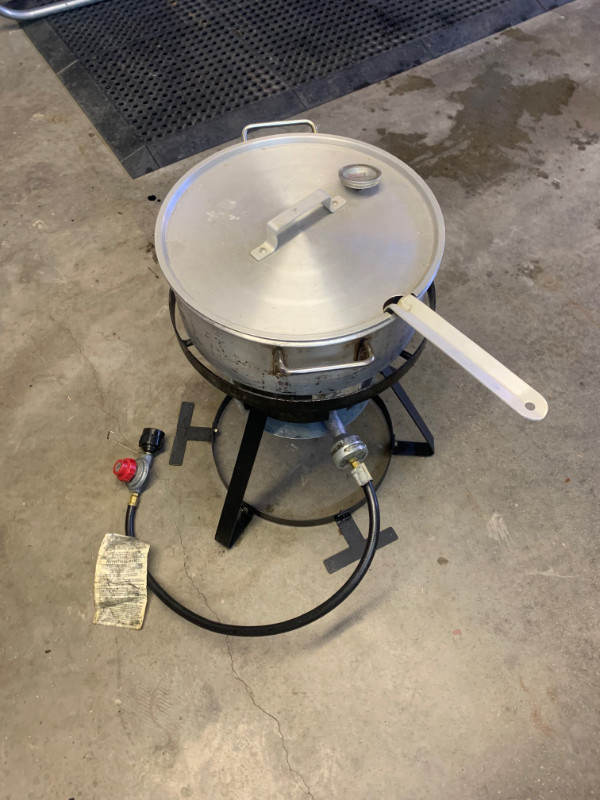Propane deep fryer with strainer basket in BBQs & Outdoor Cooking in Calgary