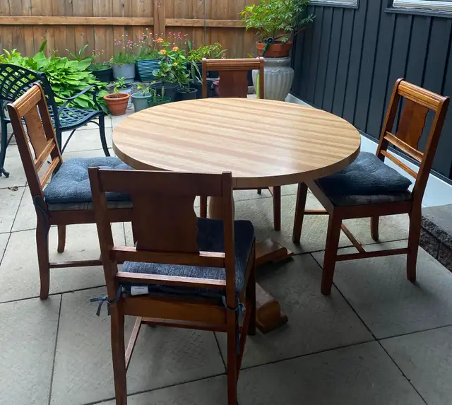 Solid Wood Round Dining Table Set – 4 Chairs Excellent Condition in Dining Tables & Sets in City of Toronto - Image 2