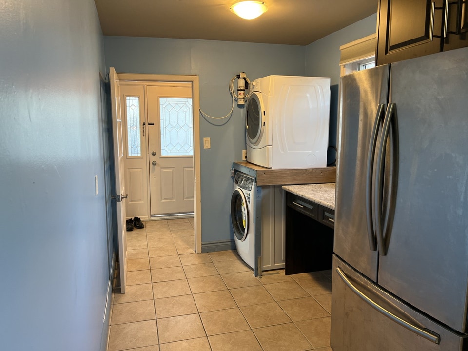 3 bed main floor clean place read description 5