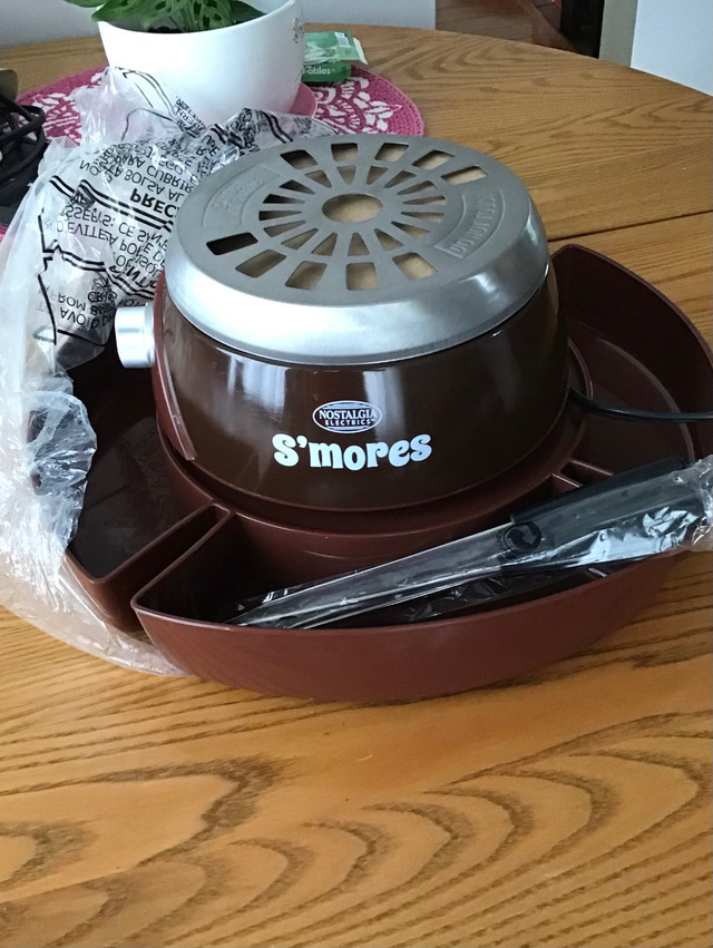 Brand New, Electric S’mores Maker, Built in trays, 4 forks incl in Other in Petawawa - Image 2