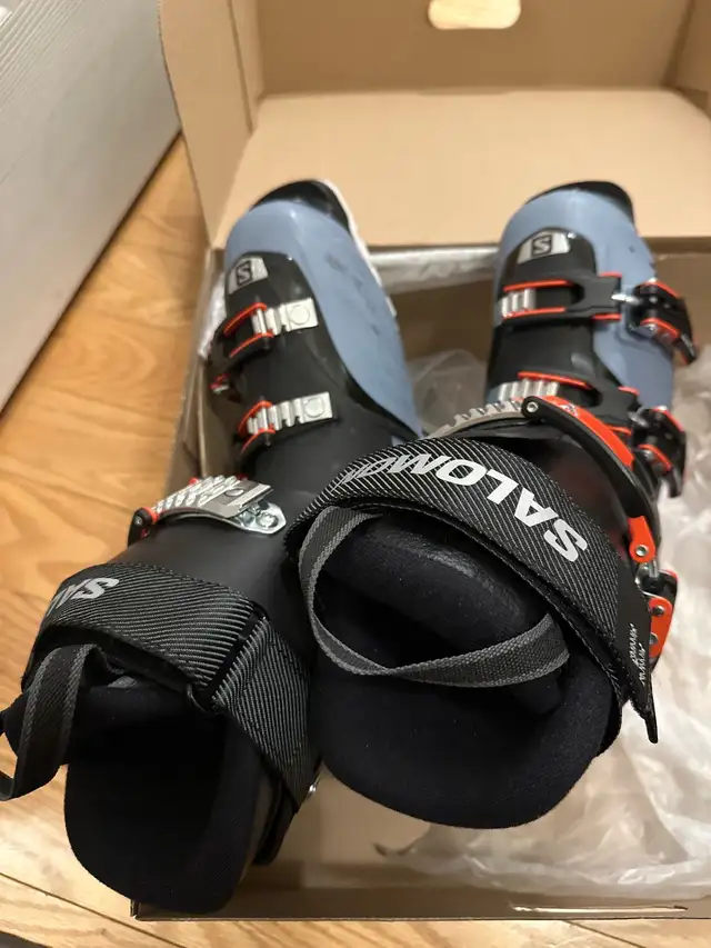 Woman’s Salomon ski boots size 22 in Ski in Markham / York Region - Image 3