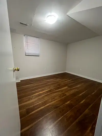 BRAMPTON, ON Suitable for small families ● Two spacious bedrooms ● 1 full bathroom ● Large kitchen ●...