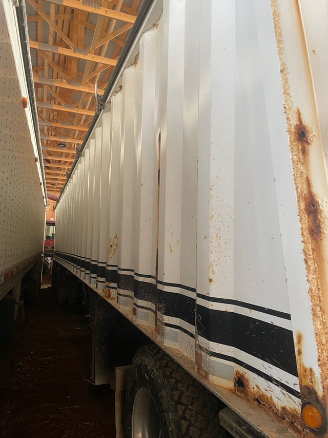Triaxle grain trailer  in Farming Equipment in Regina - Image 4